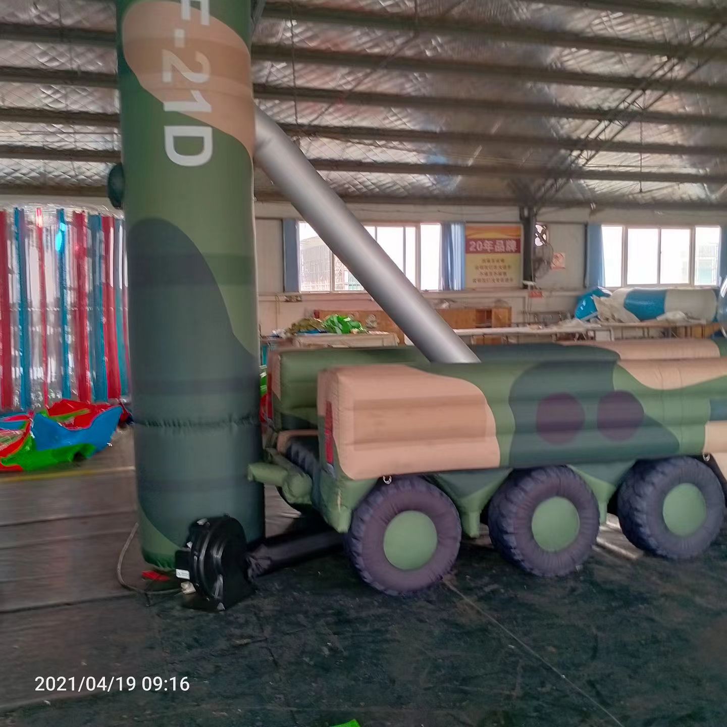 柳南军事演习中的充气目标车辆：模拟发射车雷达车坦克飞机